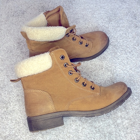 American Eagle Lace up Anke Boots, Tan with cream fleece Ankle, size 10 - Picture 7 of 7